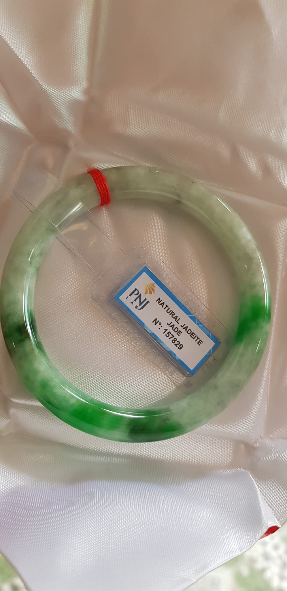 Vòng tay đá ngọc Cẩm Thạch Tự Nhiên Đậu Lý AI Sao 61mm x cọng 9mm Vòng kiểm định P No 157829 Natural Jadeite Xanh Đậu Lý bông bông sáng đều đẹp sang Màu Xanh Đậu Lý bông bông sáng đều đẹp sang ạ