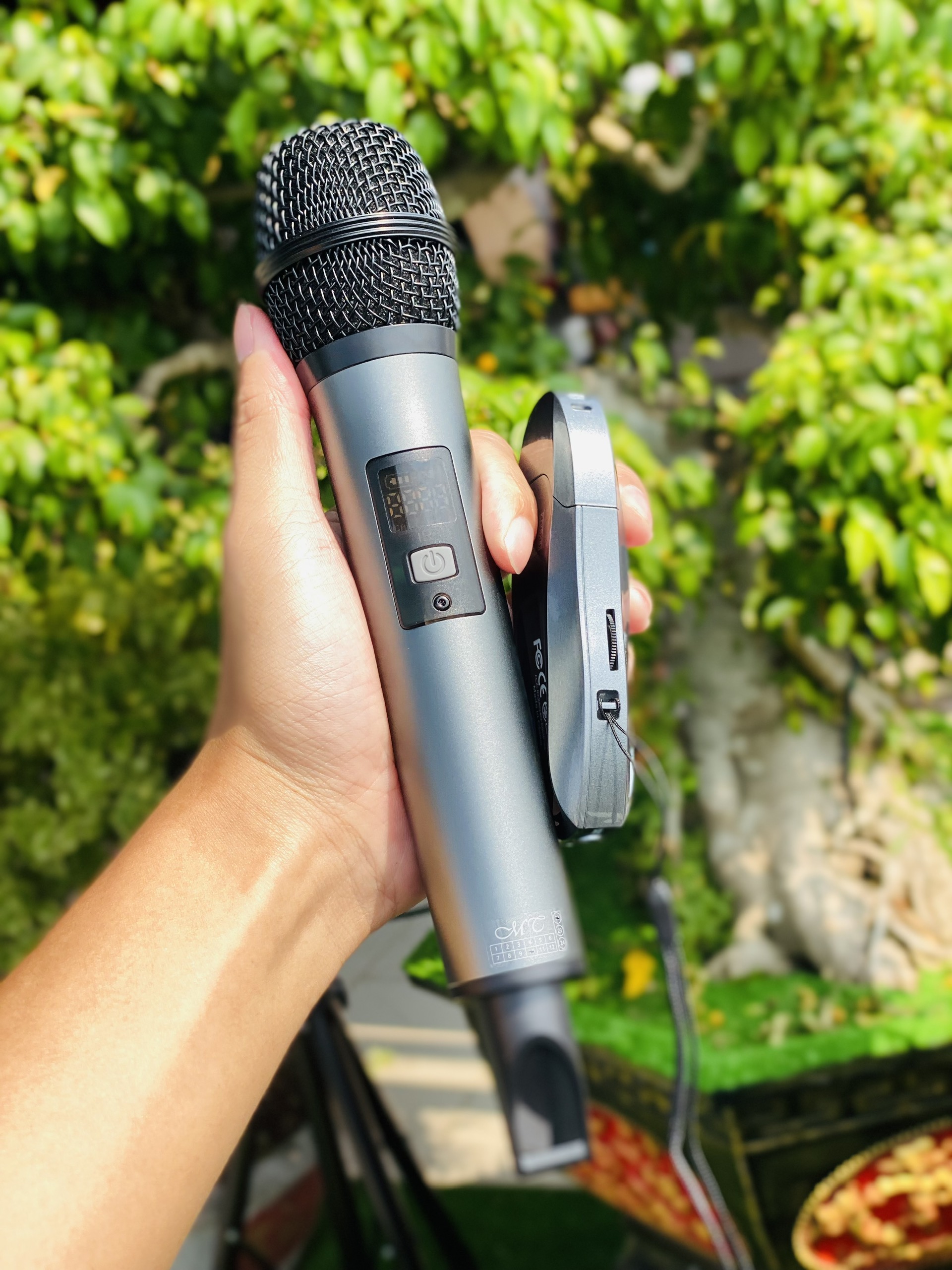 Micro karaoke dành cho ô tô BX7 - Micro không dây đa năng cao cấp - Lọc Âm, Chống Hú, Chống Ồn Và Méo Tiếng Giúp Âm Thanh Phát Ra Trong Trẻo, Mượt Mà - Biến loa vi tính thành loa karaoke - Dùng được cho cả loa kéo, amply, mixer, tivi