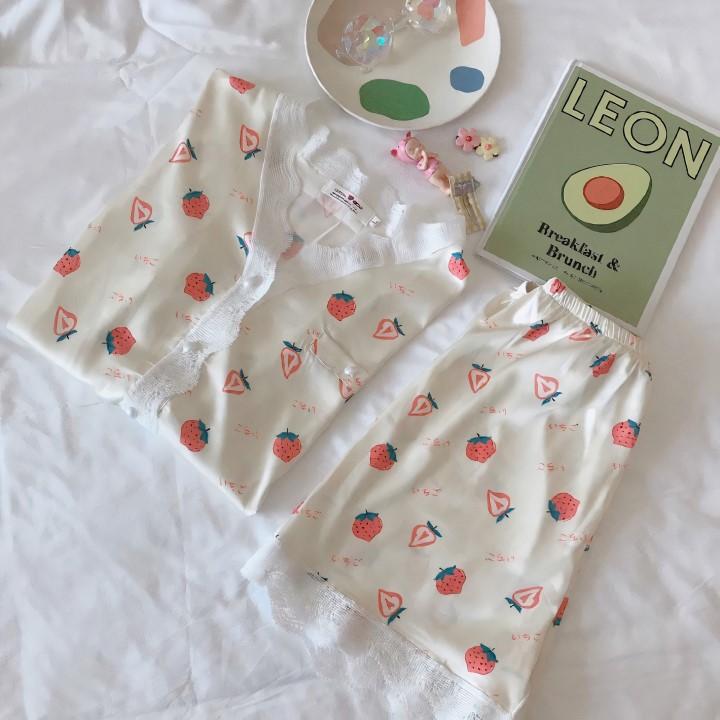 Bộ ngủ Pijama Lụa đùi mềm mỏng nhẹ, mặc nhà thoải mái mát mẻ - Set đồ ngủ chất liệu mát, nhẹ họa tiết dâu tây B050