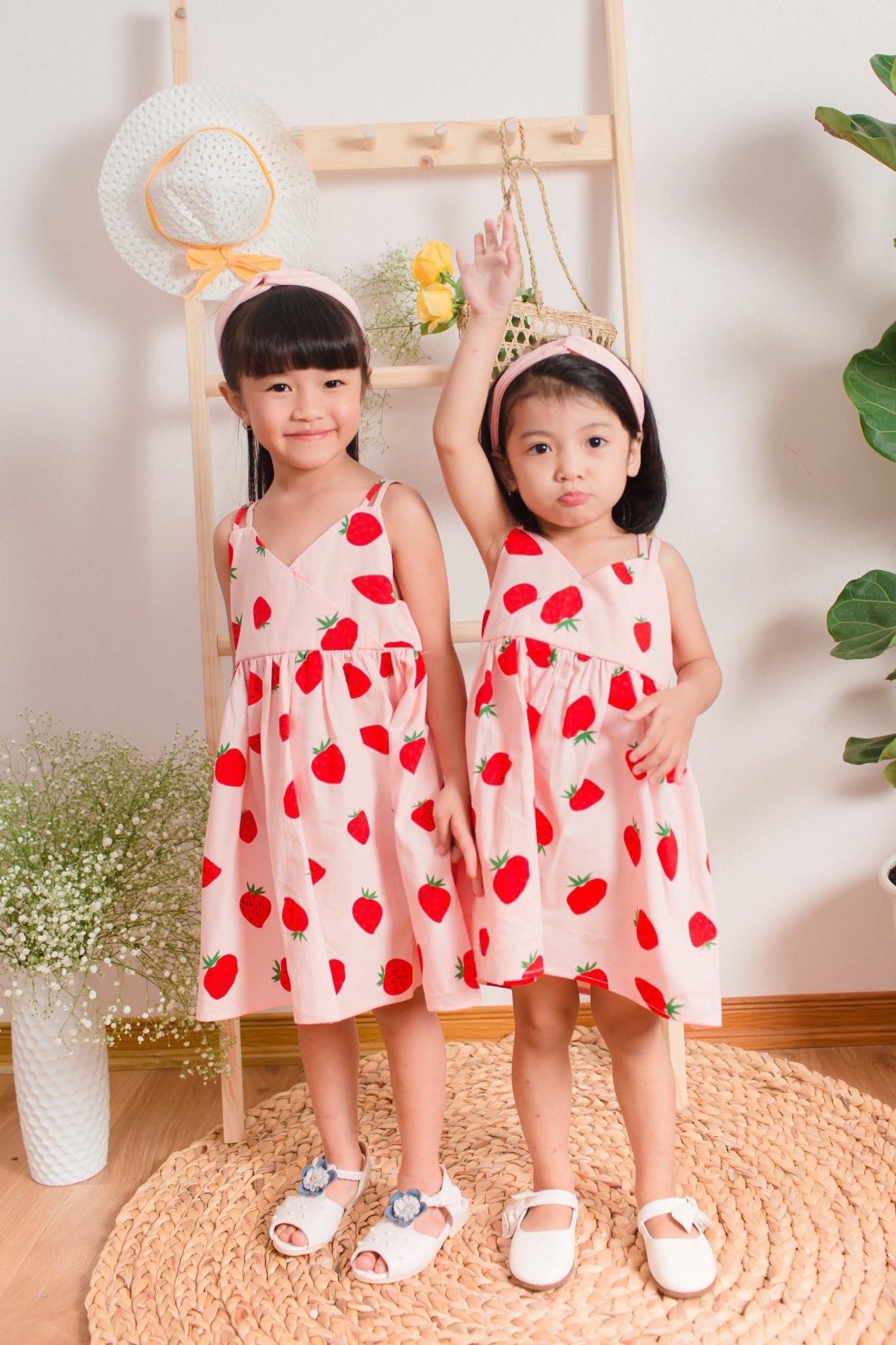 Đầm 2 Dây Trái Dâu Dành Cho Bé Từ 1 Đến 6 Tuổi