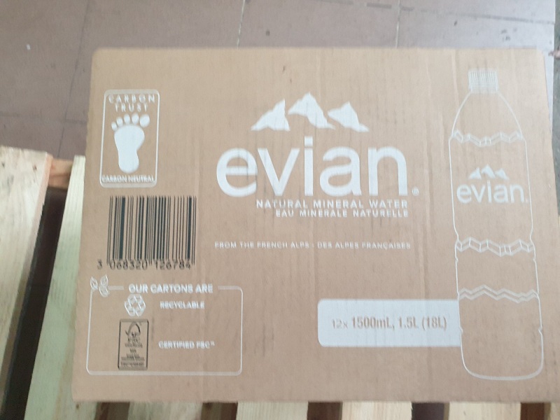 Thùng nước khoáng evian chai nhựa 1,5l