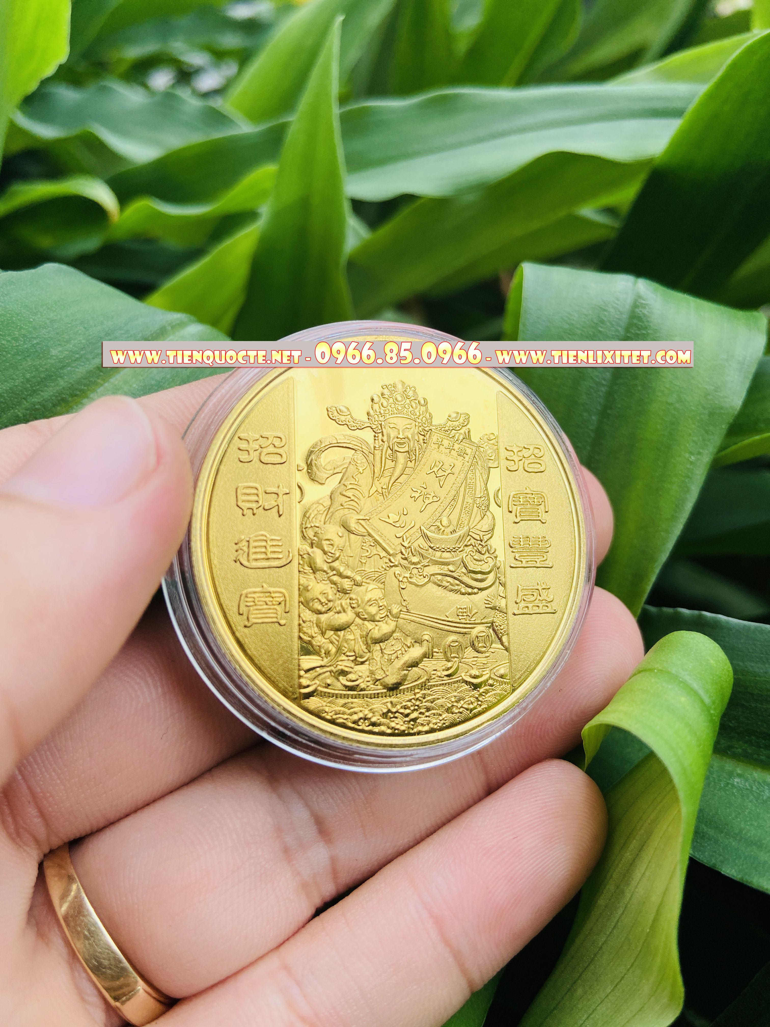 Ti.ền lì xì tết 2023 Đồng Ti.ền Xu Ông Thần Tài Mạ Vàng Tặng Kèm Móc Khóa Túi Gấm Nhung Phúc Lộc Phong Thủy May Mắn QTLNC000150