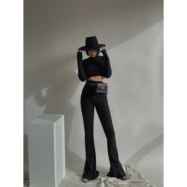 Set Black Uni chất Thun gân mềm gồm áo croptop dài tay với quần Flare Pants chất thun gân mịn độ co giãn cao