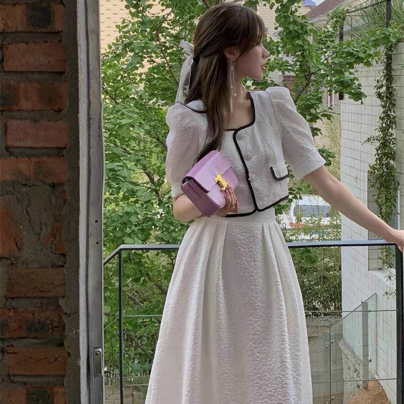 Set áo crop top nút cài và chân váy vải xốp mặc mát