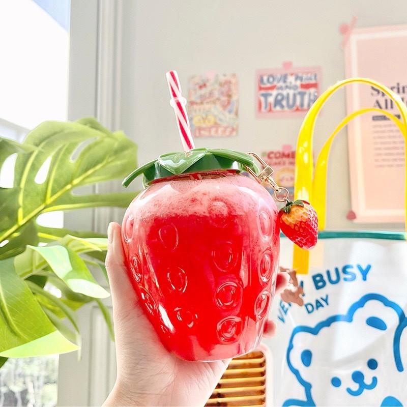 Bình Nước Nhựa Họa Tiết Trái Dâu Hoạt Hình Dễ Thương - Tặng Kèm Ống Hút và Móc Khóa