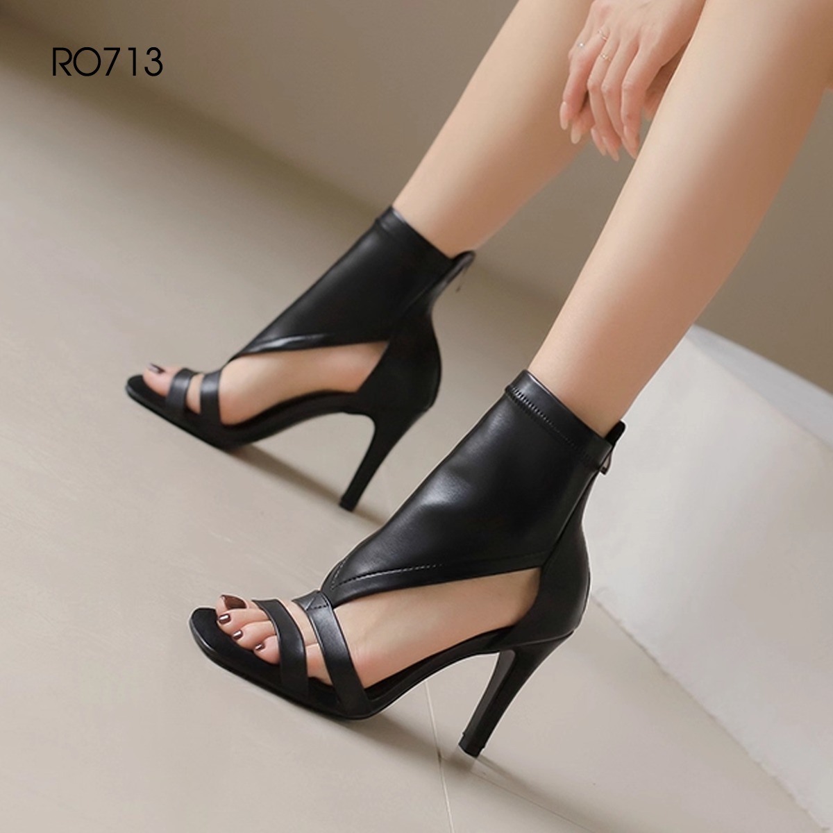 Sandal nữ cổ cao khóa kéo sau, gót nhọn ROSATA RO713 -9p- Đen - BKSTORE
