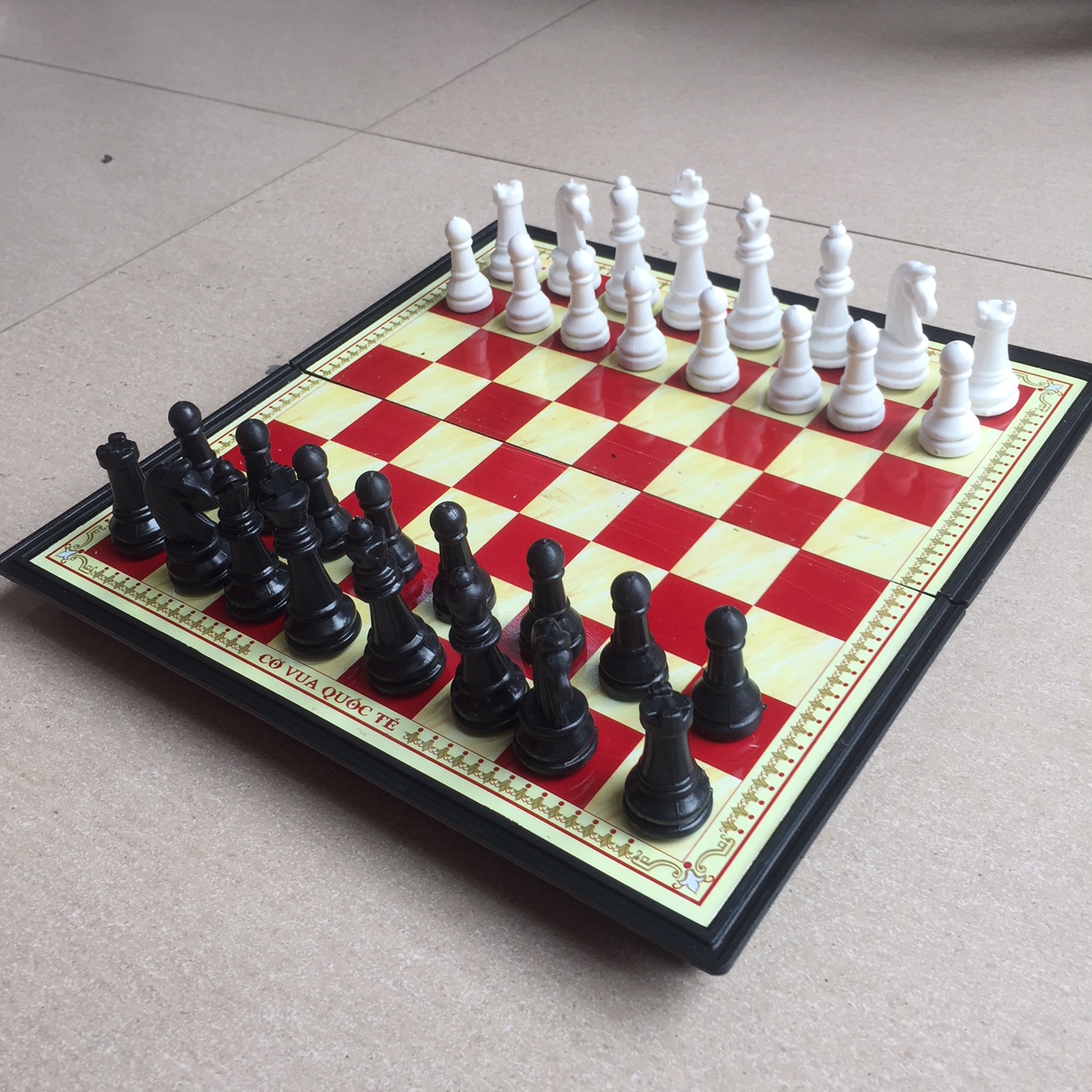Hình ảnh Bộ cờ vua nam châm 28cm x 28cm hộp đỏ
