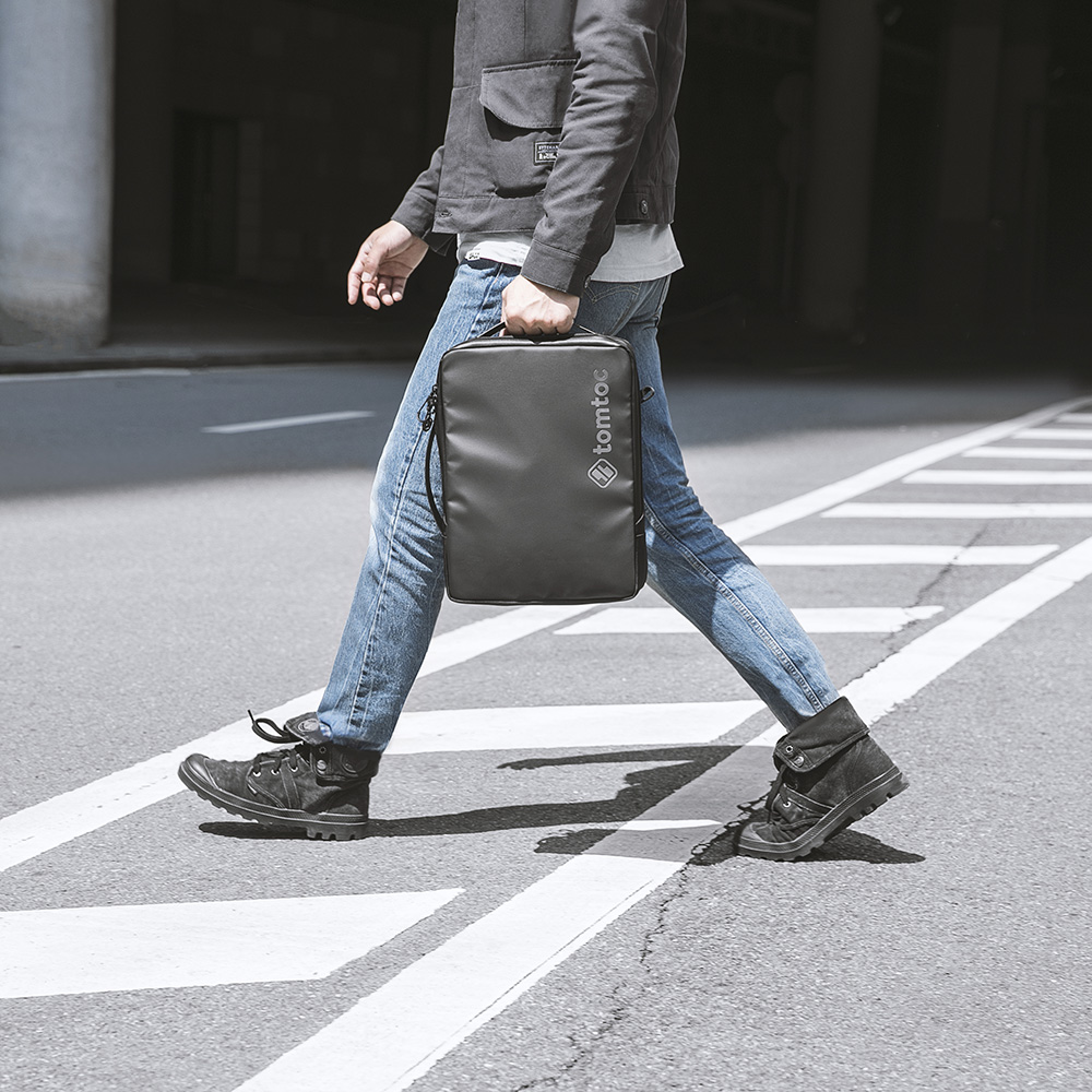 TÚI ĐEO CHÉO TOMTOC URBAN CODURA SHOULDER BAGS FOR ULTRABOOK 15″ BLACK - Hàng Chính Hãng