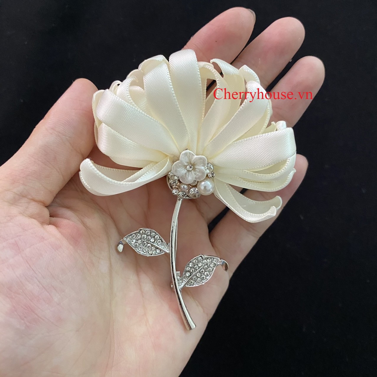 Hoa cài áo vải lụa satin Cúc lật cánh trắng cao cấp