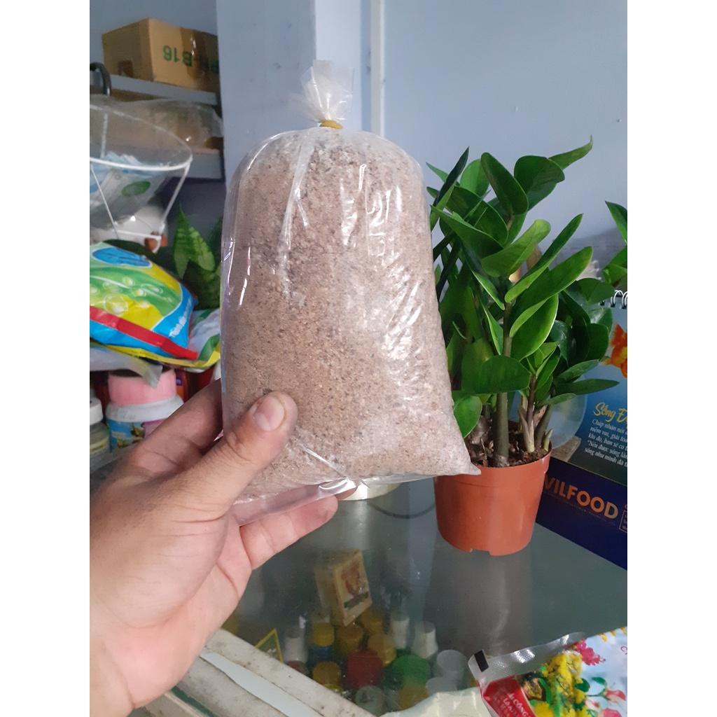 Bịch nửa ký phân bánh dầu đã nghiền bột.