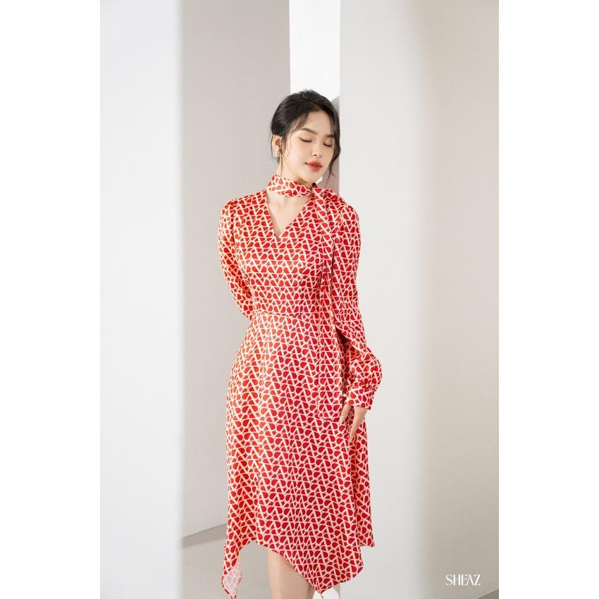 SHEAZ Đầm lụa ngọc trai đỏ in họa tiết cổ dây nơ tay dài midi dài qua gối
