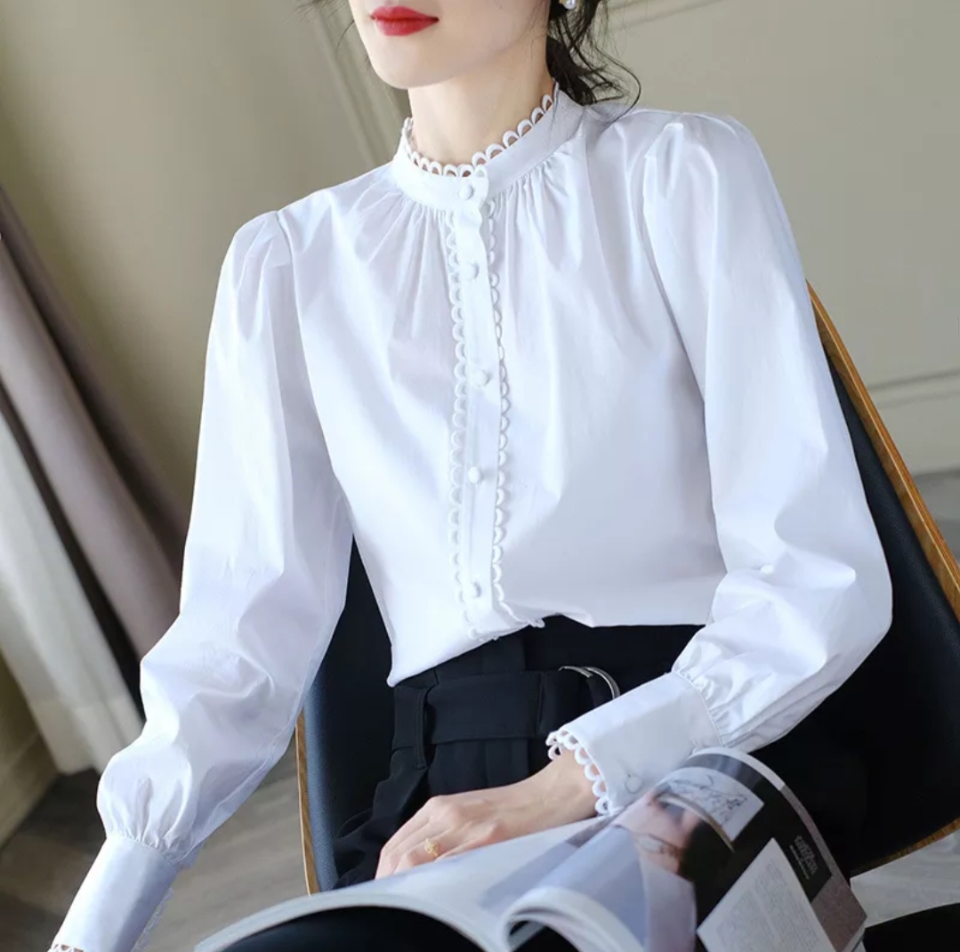 Áo sơ mi nữ công sở thời trang SURI tiểu thư viền ren bèo cổ kiểu Hàn Quốc màu trắng trẻ trung.