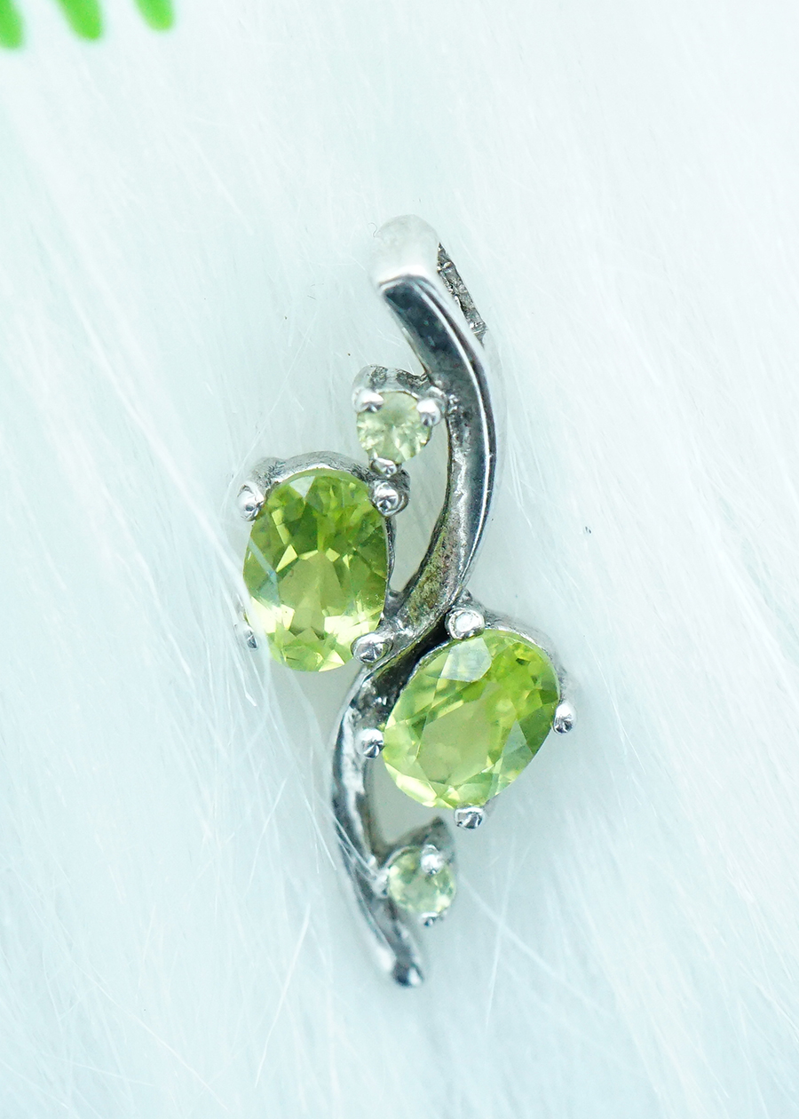 Mặt dây chuyền đá Peridot xanh lá tự nhiên 2cm