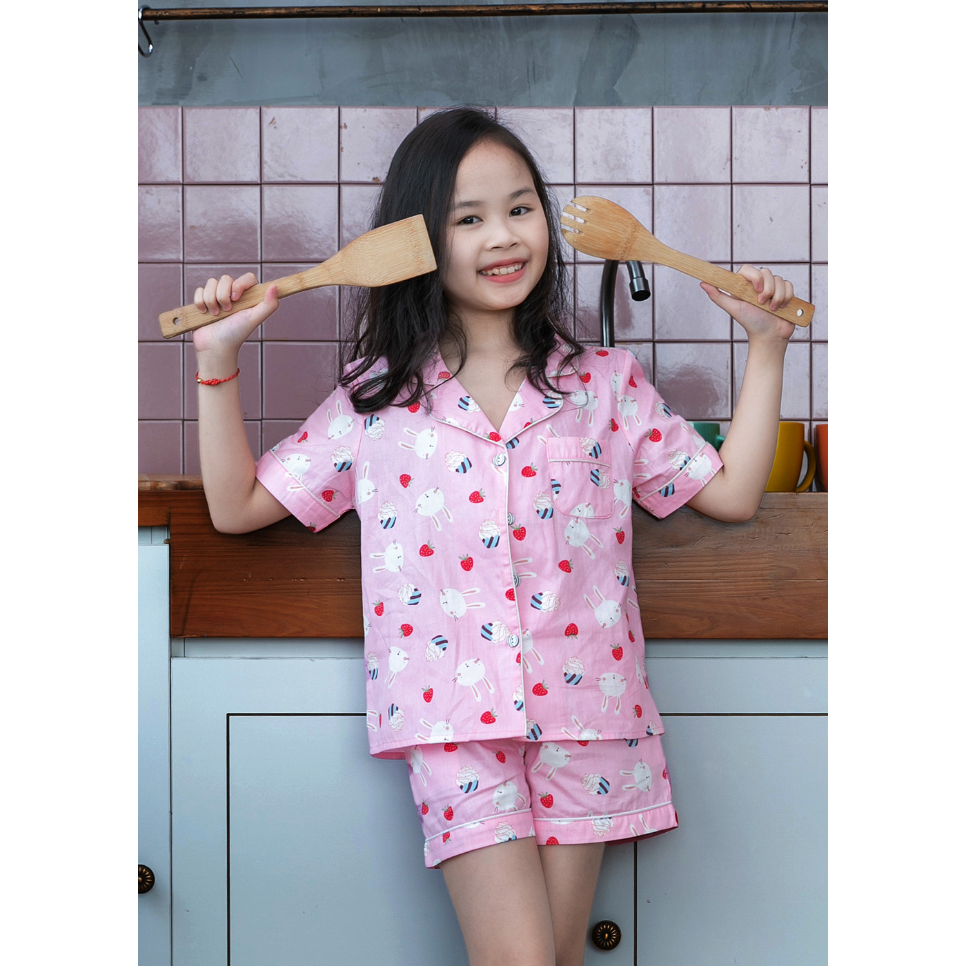 Bộ đồ Pijama bé giá màu hồng họa tiết dâu thỏ