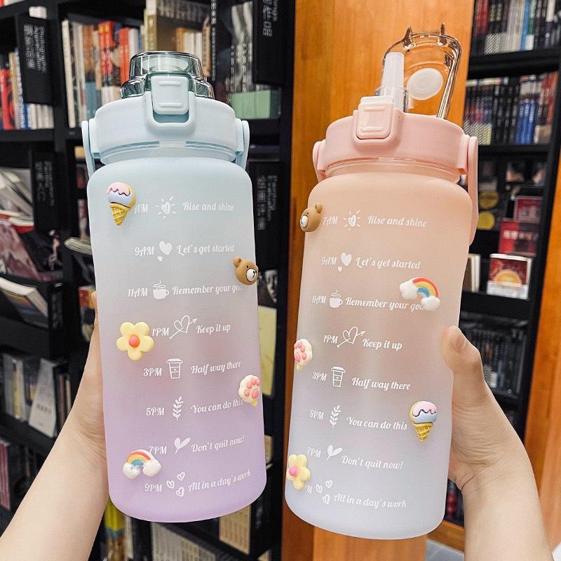 Bình đựng nước 2 lít có vòi và vạch chia nhắc giờ nhắc nhở cho người lười uống nước kèm sticker