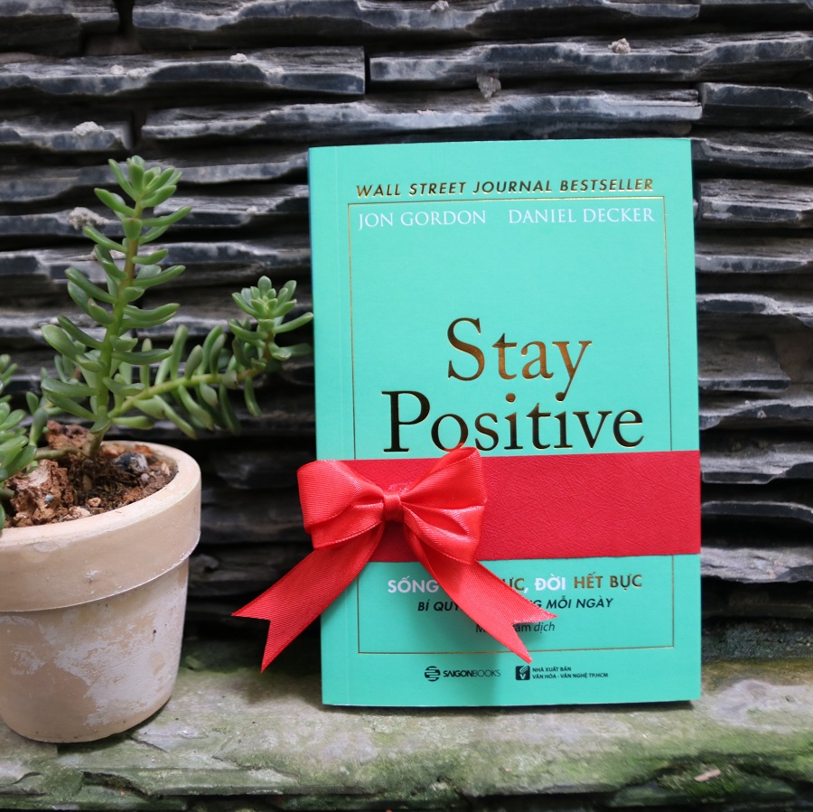 Hình ảnh Stay Positive - Sống tích cực, Đời hết bực (Encouraging Quotes and Messages to Fuel Your Life with Positive Energy) - Tác giả: Daniel Decker, Jon Gordon