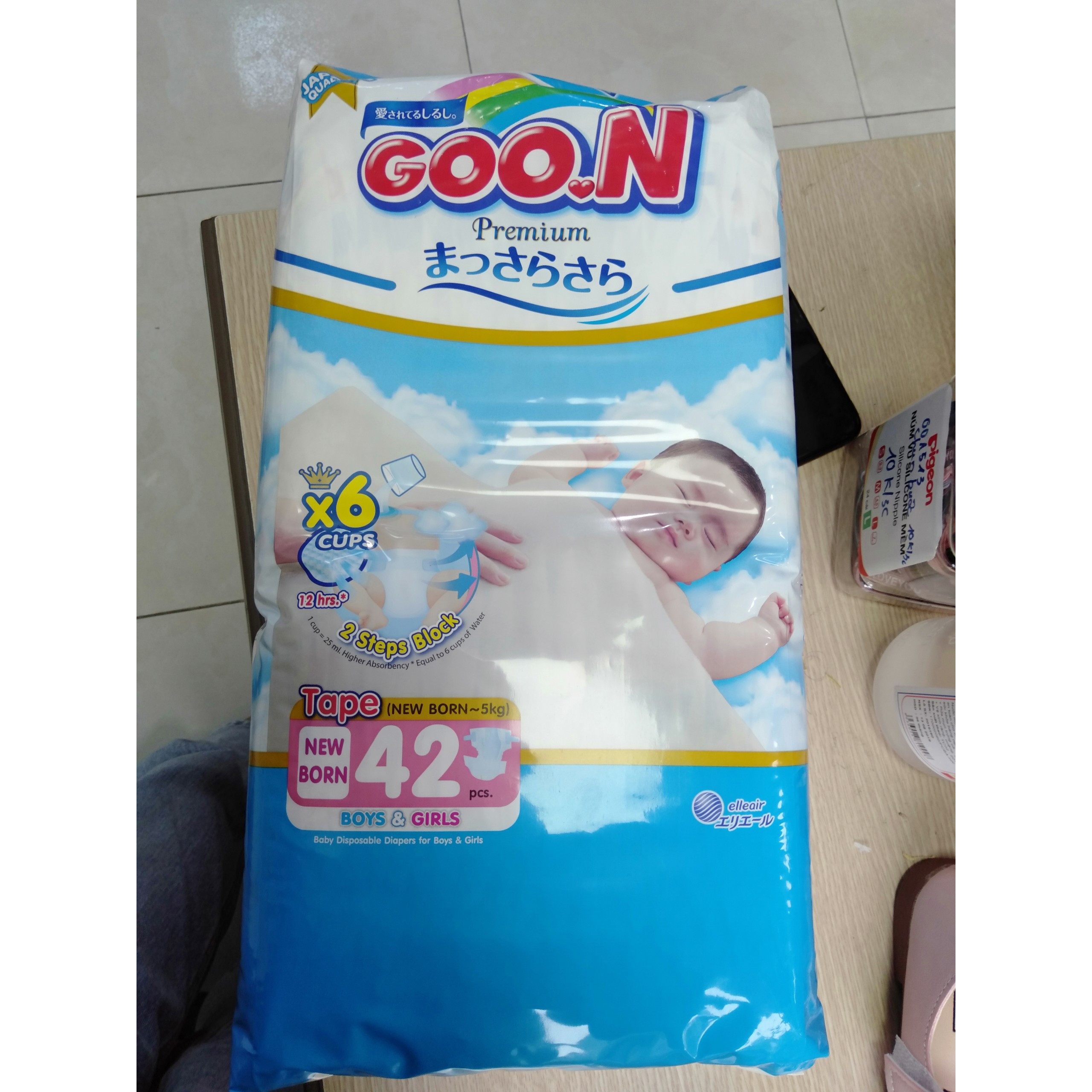 Combo 2 bịch bỉm Goon Premium tặng thêm 1 bịch Goon Premium S36 cùng một túi xách Goon hiện đại