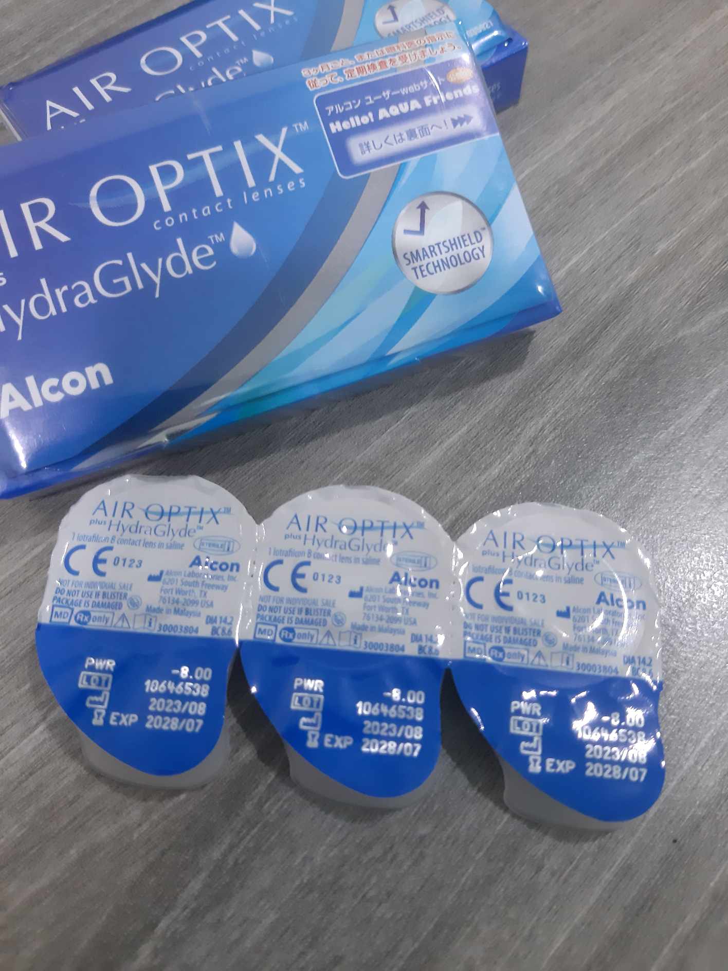 Một Căp Kính Áp Tròng Không Màu ALCON AIR OPTIX Plus HydraGlyde