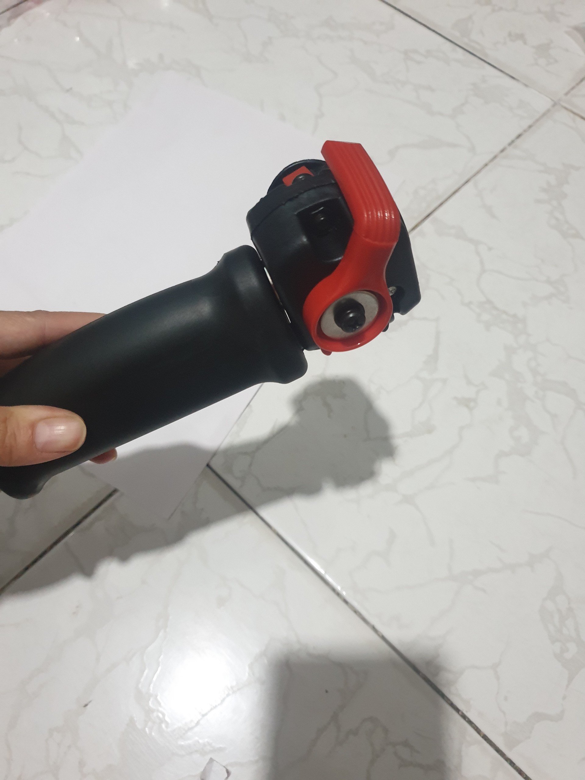 TAY LÁI CÓ CÔNG TẮC DÙNG CHO MÁY CẮT CỎ BÌNH XĂNG DƯỚI. . KIỂU CẦN GẠT