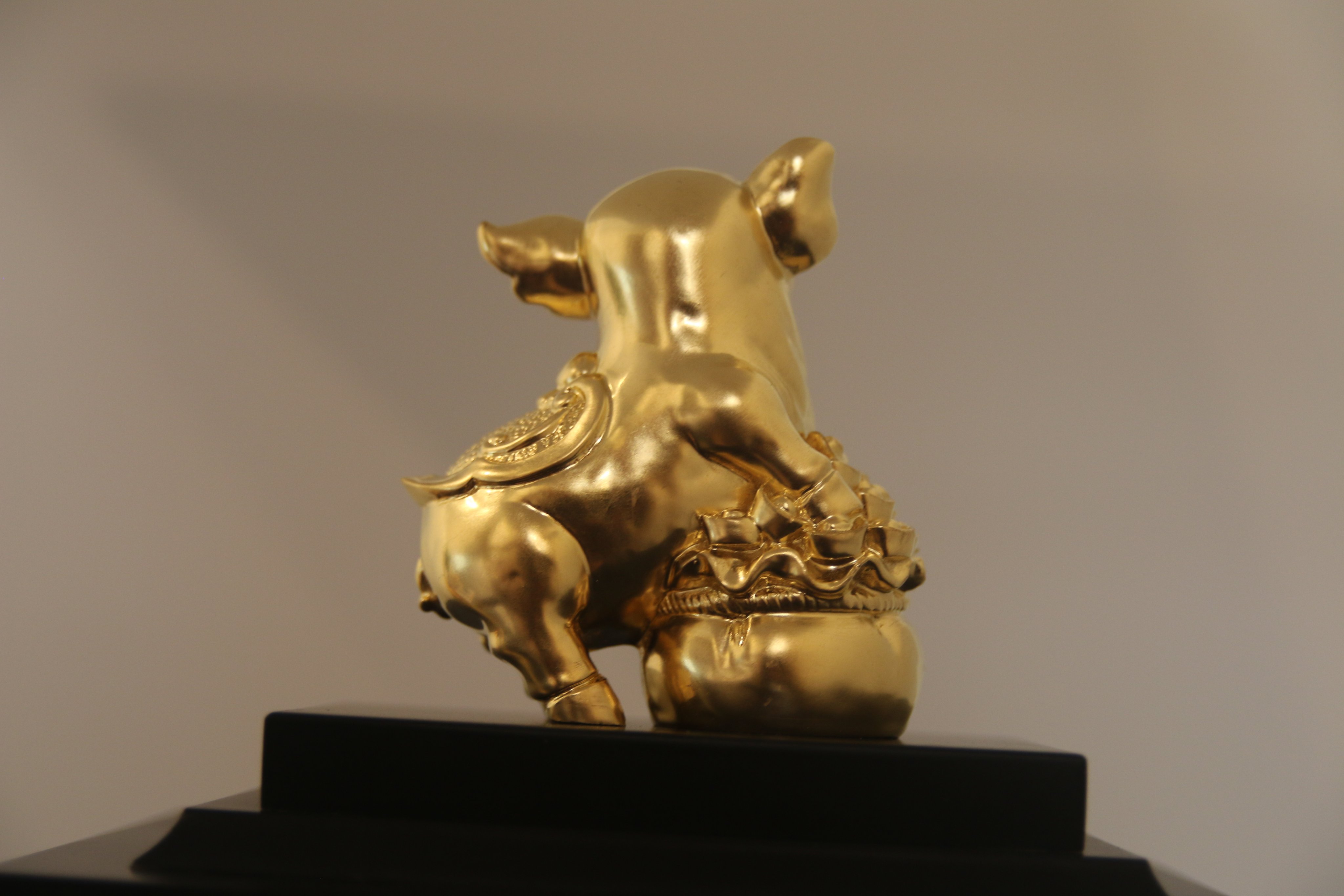 Tượng heo ôm hũ vàng dát vàng 24K