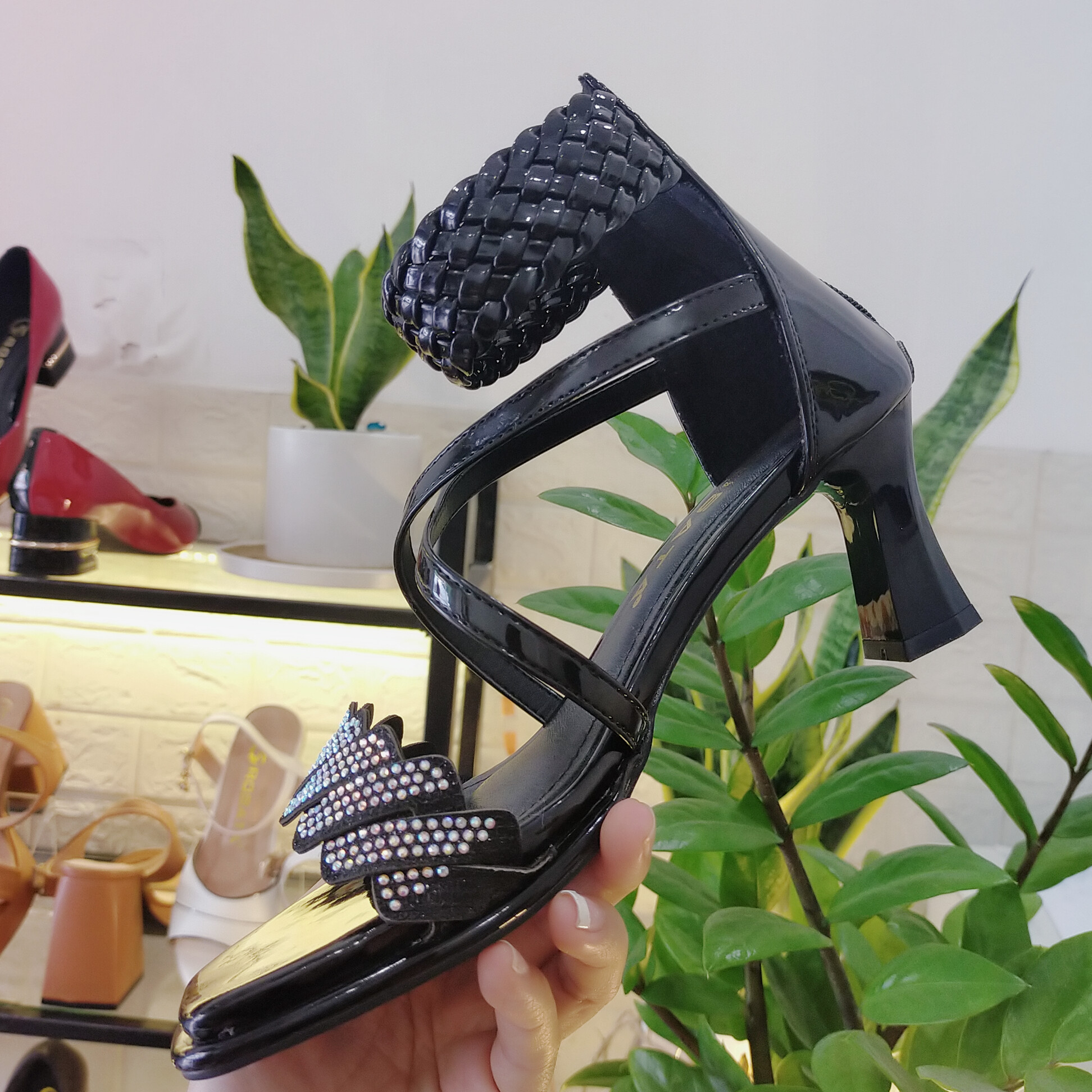 Giày sandal cổ cao, quai ngang đính hạt ROSATA RO540 cao 6p - đen, đồng- HÀNG VIỆT NAM - BKSTORE