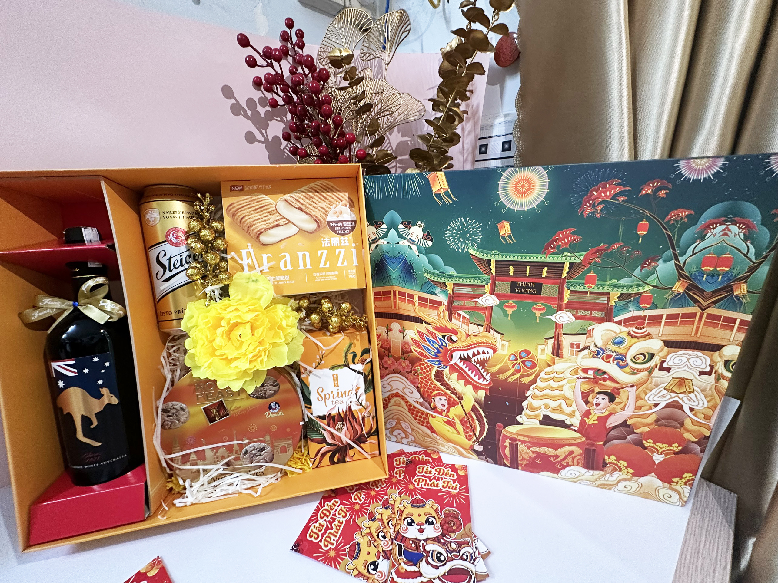 Set Hộp Quà Tết Lục Hợp Đồng Xuân Sang Trọng Thích Hợp Để Biếu Tặng Dịp Năm Mới Có Vang Đỏ, Trà, Bánh Kẹo Đủ Đầy, Ý Nghĩa