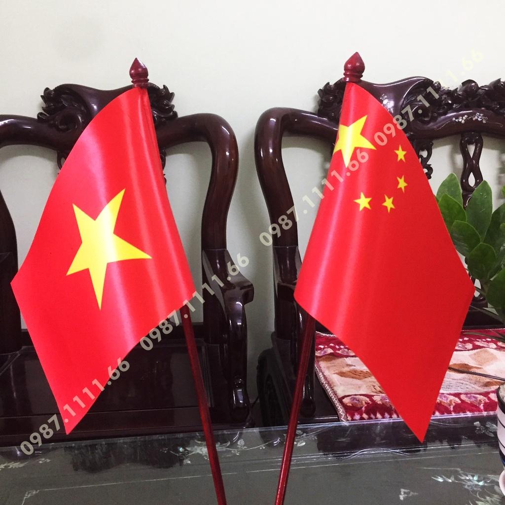 Cờ Để Bàn Đế gỗ Cắm 2 cờ Việt Nam - Trung Quốc In Kỹ Thuật Số 3D
