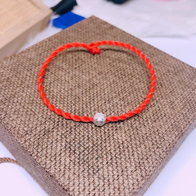 Sợi chỉ đỏ may mắn