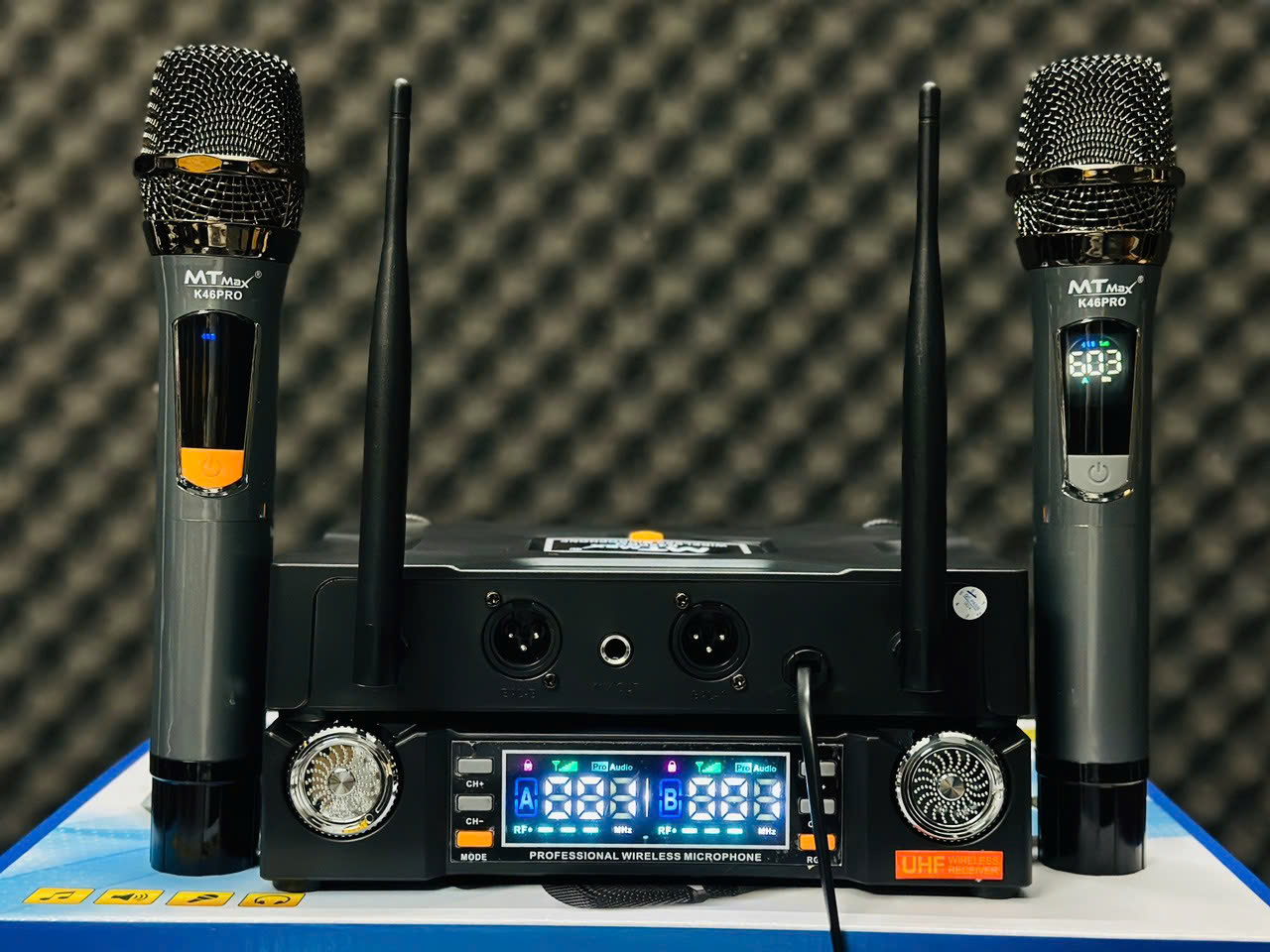 Micro Đầu Thu MTMAX K46Pro Đèn LED RGB Micro Karaoke Cao Cấp Tần Số UHF, Hút Âm Tốt, Bắt Sóng Xa Ổn Định, Chống Hú Tốt.  HÀNG CHÍNH HÃNG