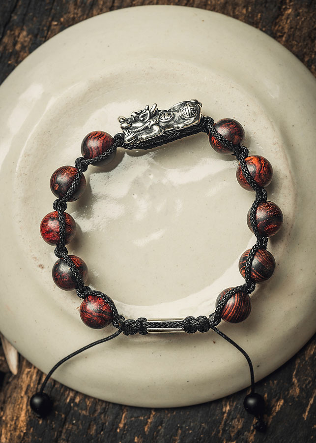 Vòng phong thủy gỗ sưa chuỗi hạt tỳ hưu shambala