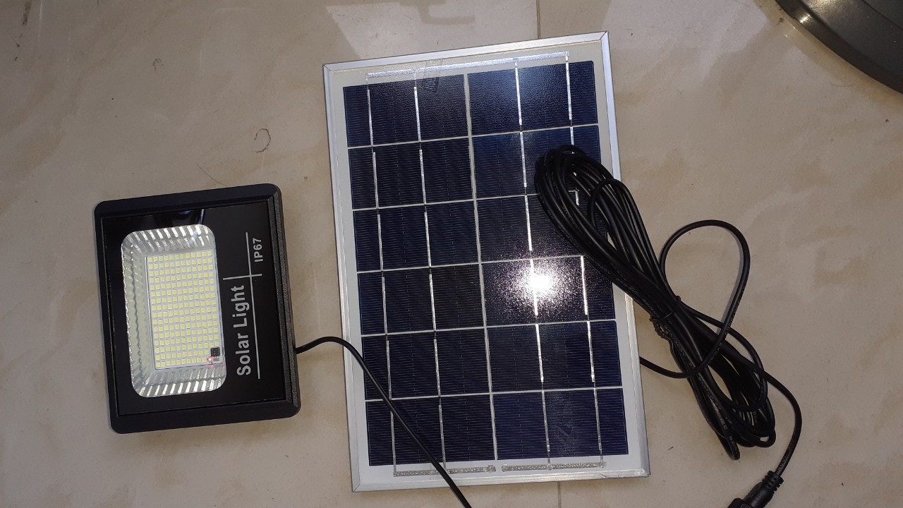 Đèn PHA LED năng lượng mặt trời, 60W tấm pin ròi, dây 5m, cảm biến ánh sáng, điều khiển từ xa, sáng trắng