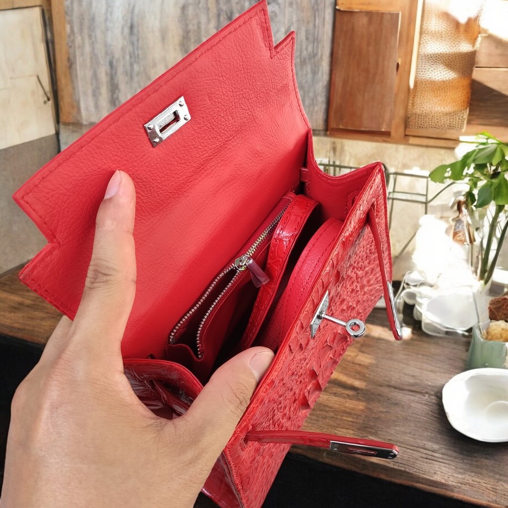 Túi xách da cá sấu có sử dụng khóa chìa!