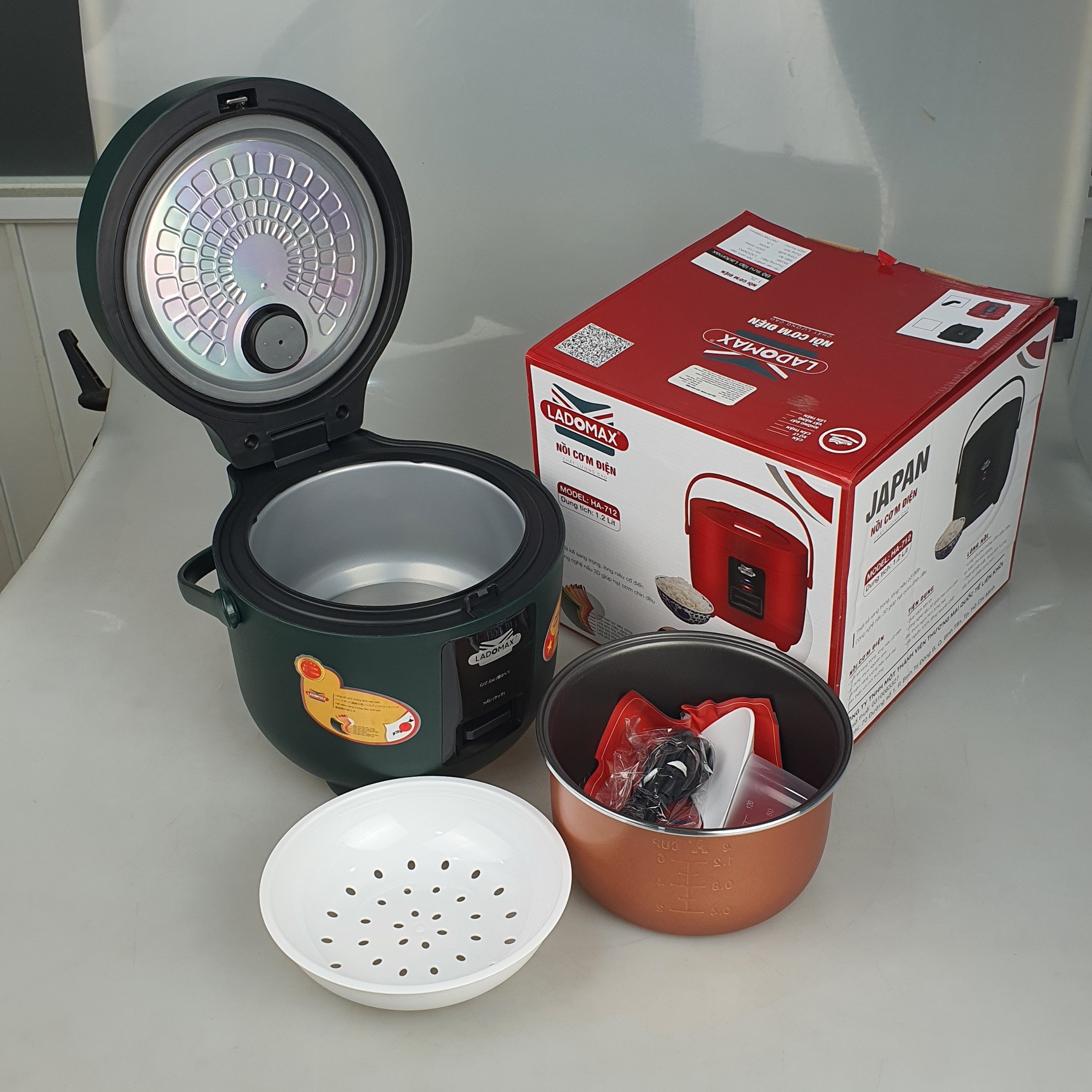 Nồi cơm điện nắp gài Ladomax 1.8 Lít, công suất 700W, màu ngẫu nhiên