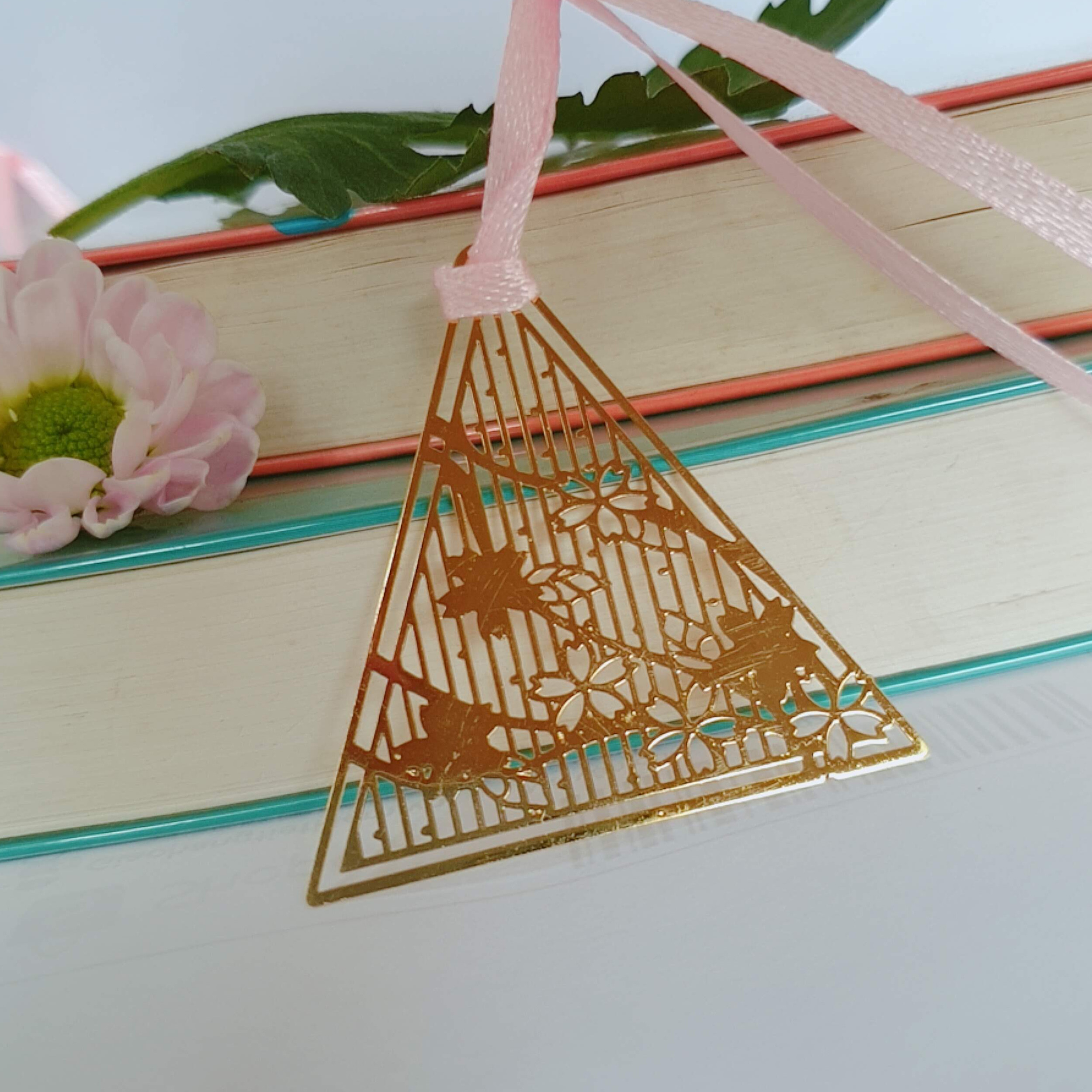 Bookmark kim loại họa tiết sakura hình tam giác