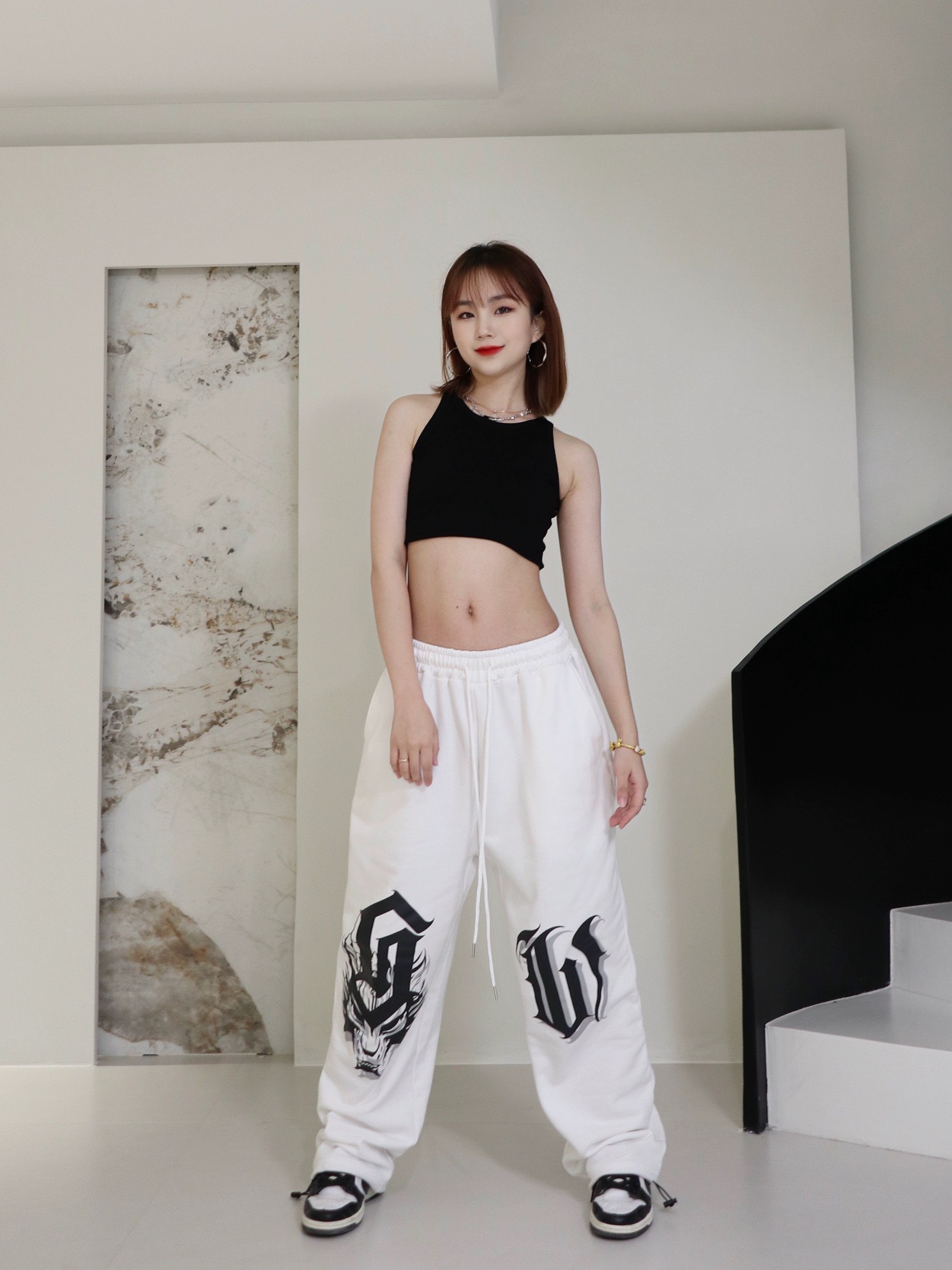 Quần jogger đen trắng suông ống rộng rút dây gấu in chữ 2 bên hiphop sexy dance Hàn Quốc