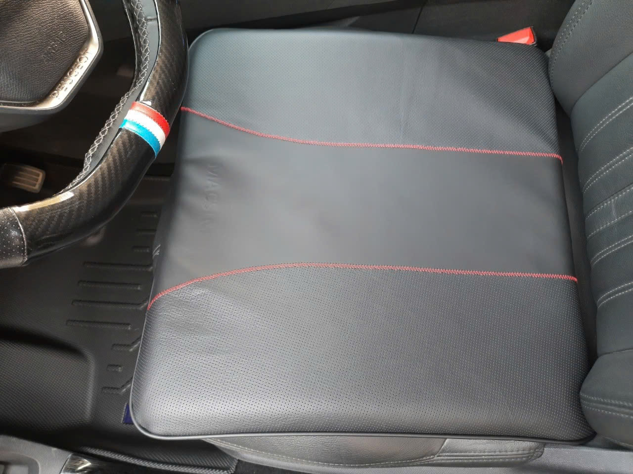 Đệm ghế ô tô da Nappa cao cấp nhãn hiệu Macsim SC661