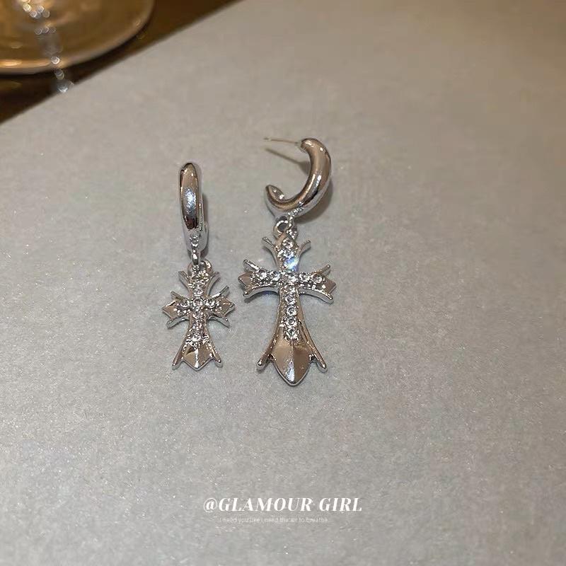 Hoa tai đính đá cá tính - Arora boutique