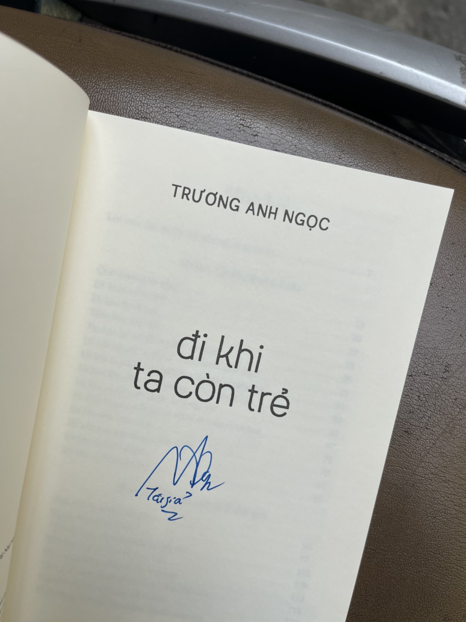 [có chữ ký tác giả] ĐI KHI TA CÒN TRẺ - Trương Anh Ngọc - Nhã Nam – Nxb Thế Giới (bìa mềm)