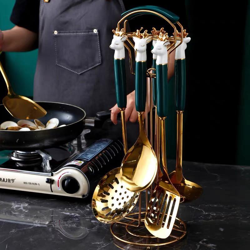 Bộ dụng cụ nấu ăn nhà bếp treo muôi muỗng sạn bằng vàng 6 món - Set giá sạn hươu vàng treo mạ vàng