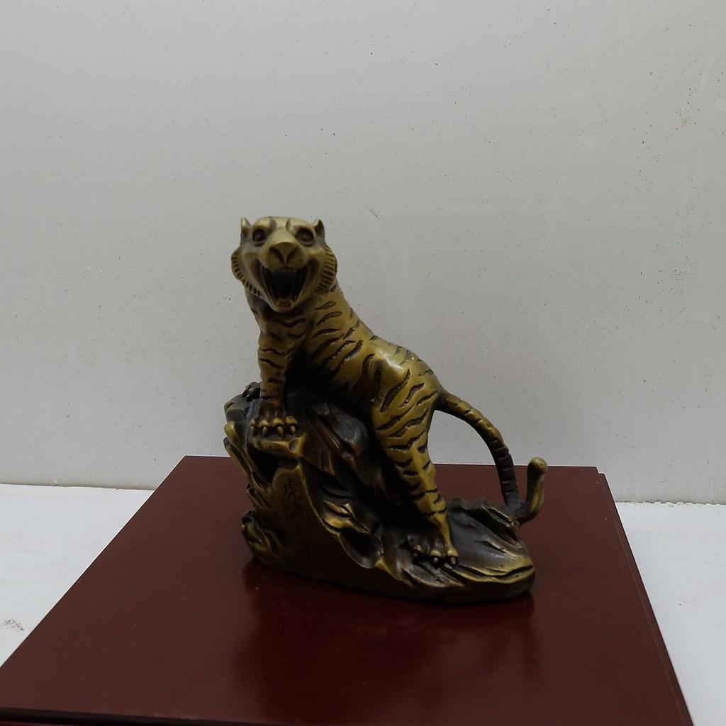 Linh Vật Hổ Trên Núi Đá
