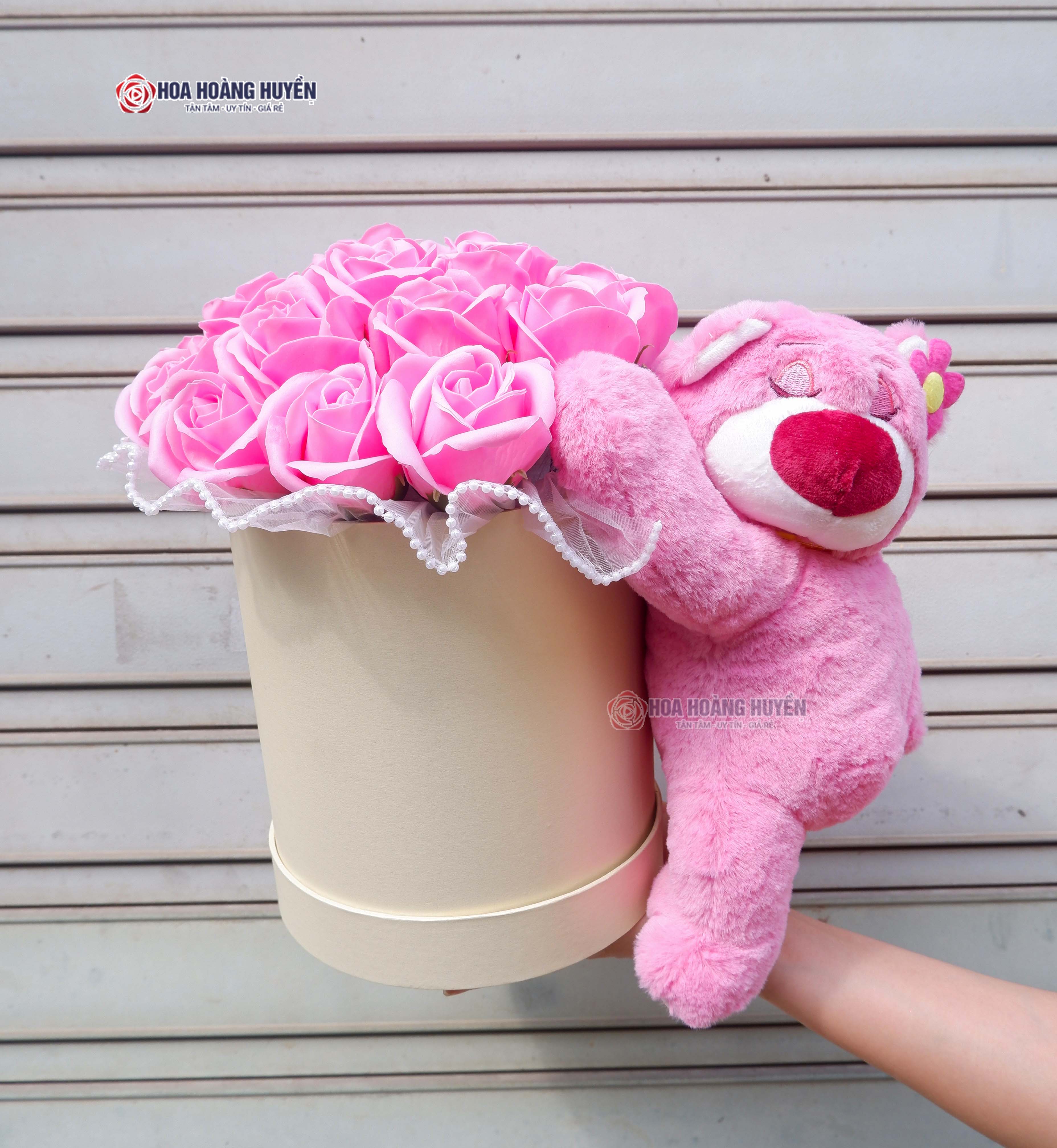 Hộp hoa sáp kèm gấu để bàn