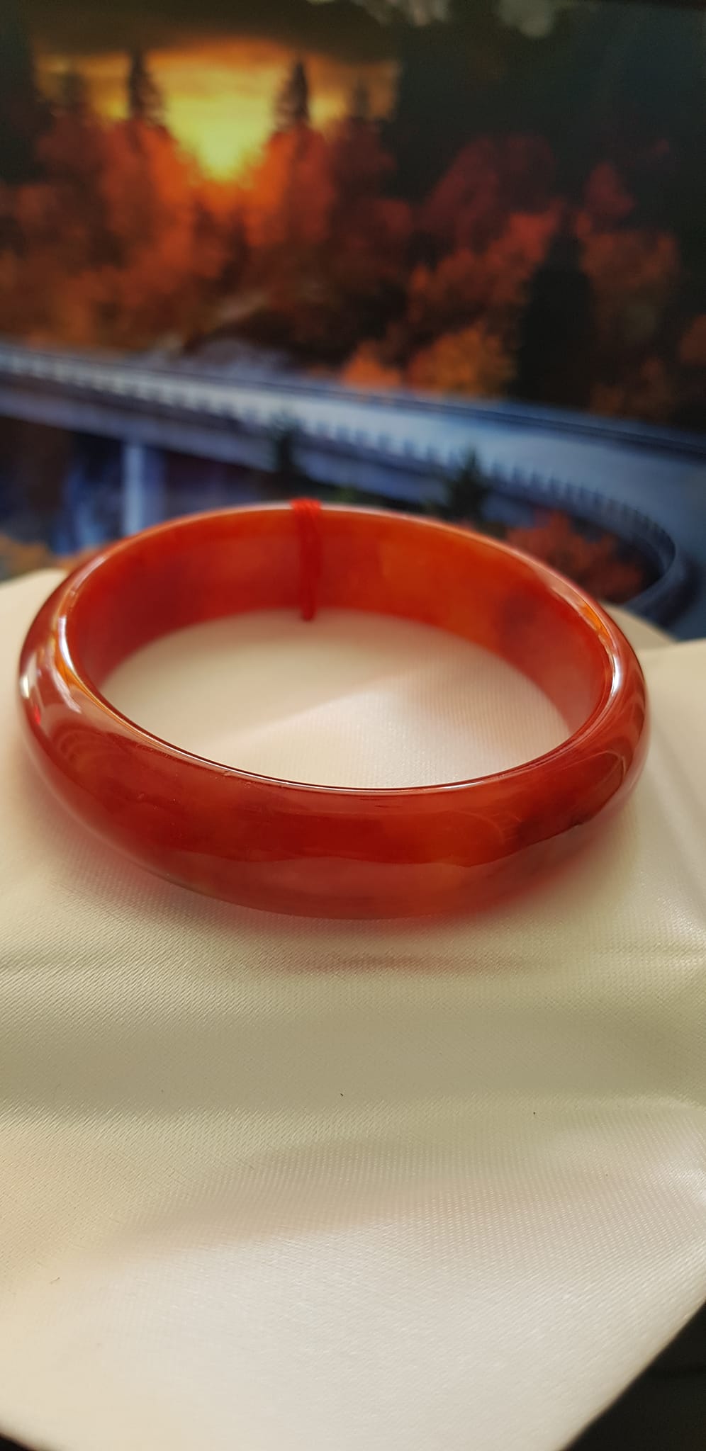 Vòng tay phong thuỷ Đá Cẩm Thạch mới Bản Hẹ Đỏ 58mm x cao 15mm x dầy 7mm Vòng màu đỏ cam tươi bóng đẹp chuẩn hợp nữ mệnh hỏa mệnh thổ Nữ nặng 56kg - 66kg đeo đẹp ạ