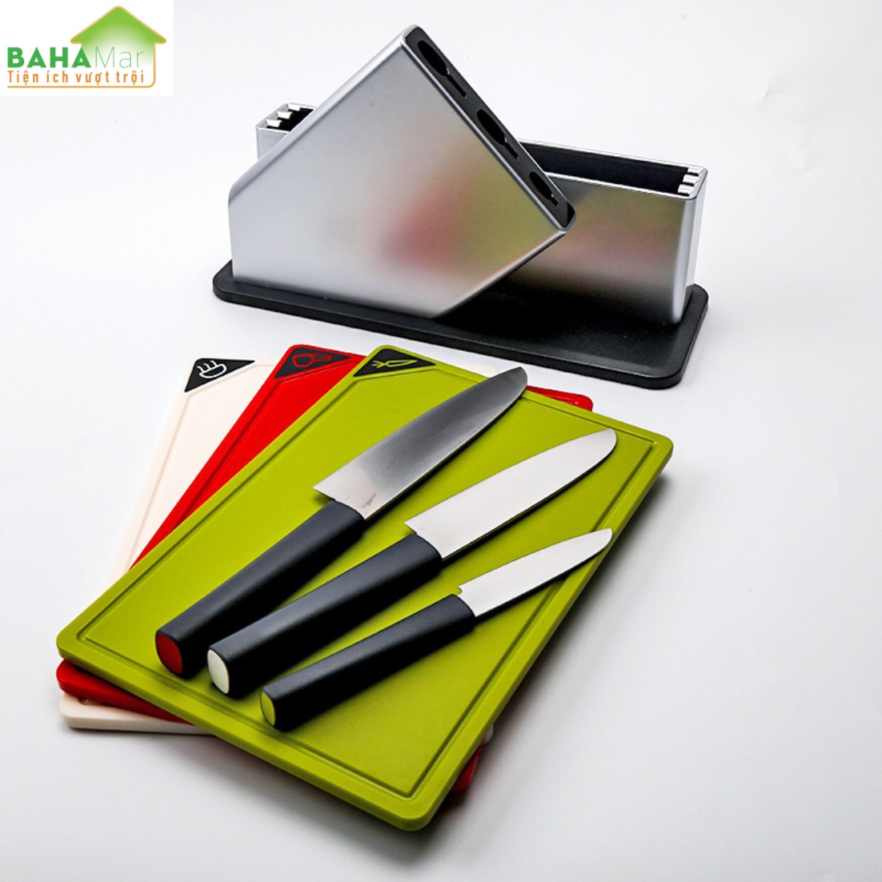 BỘ DAO THỚT PHÂN LOẠI SỬ DỤNG THỰC PHẨM AN TOÀN "BAHAMAR" Cùng bộ 3 dao bằng thép không gỉ tương ứng với 3 thớt theo cùng màu sắc thể hiện.