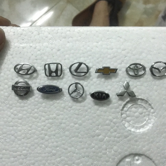 Logo các dòng xe ô tô bằng kim loại - chọn mẫu