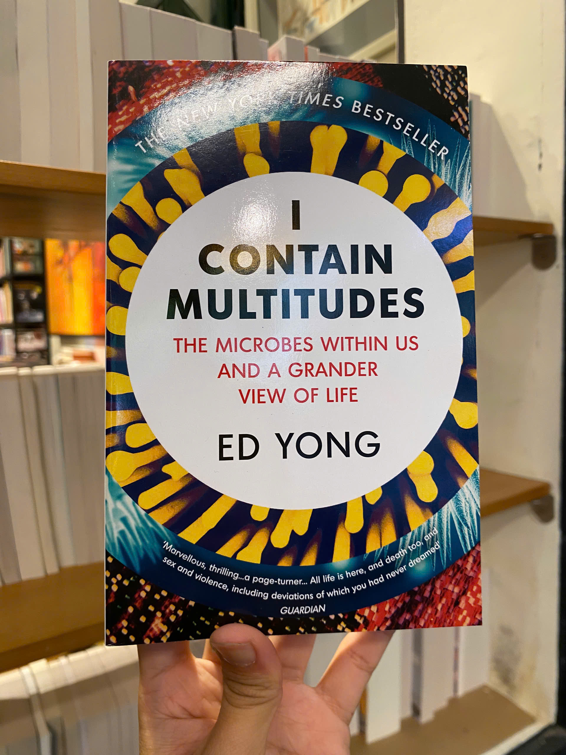 Sách - I Contain Multitudes: The Microbes Within Us and a Grander View of Life by Ed Yong