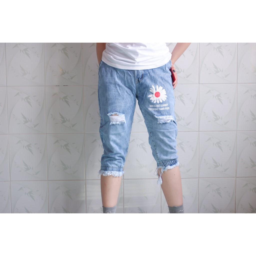 Quần jeans lửng màu xanh in hình hoa cúc trắng