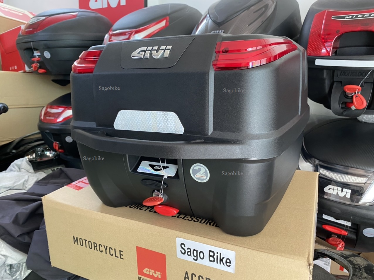 Thùng Givi B33NM, thùng givi 33lit kèm đế, ốc gắn