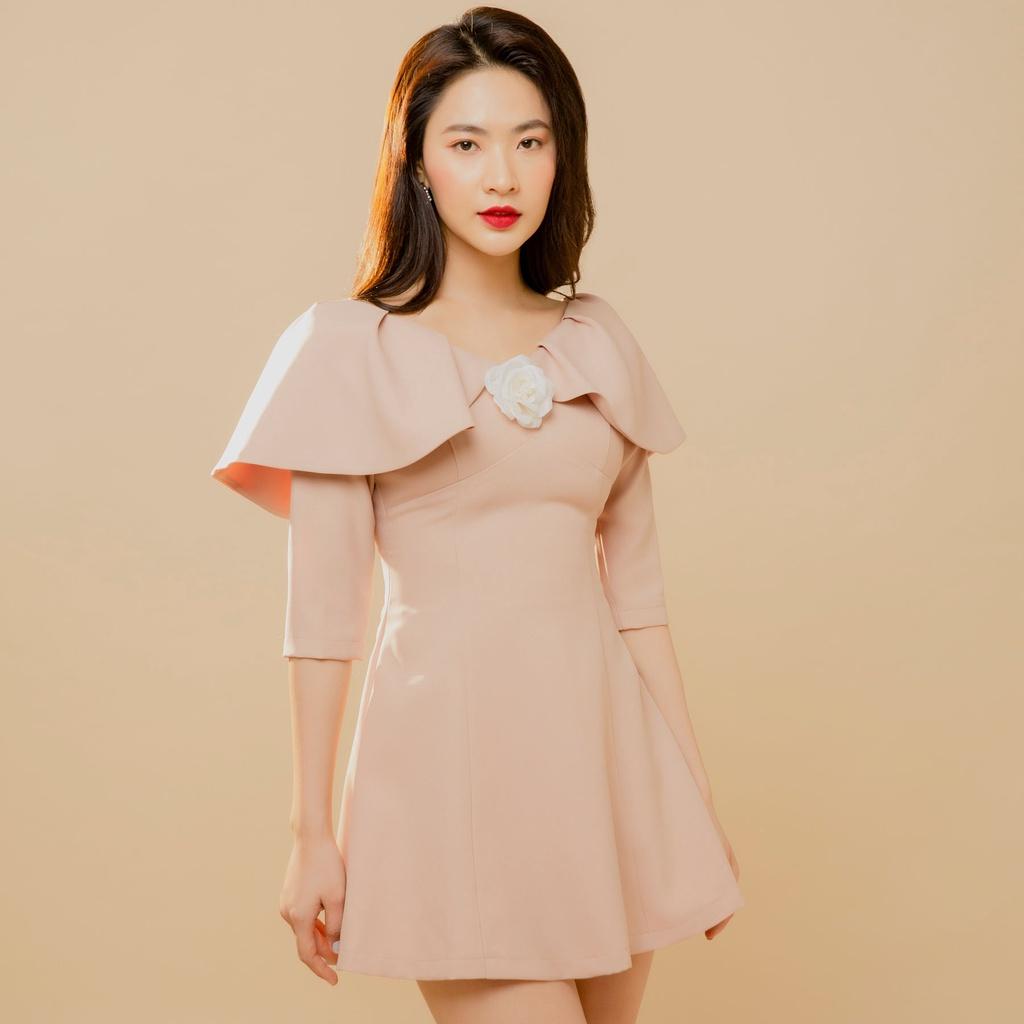 KIOBI – Đầm Hera cổ V sâu, form mini cúp ngực, rã eo, dáng xòe, tay lửng,xếp bèo choàng vai,vải cotton bố be - KID19115B