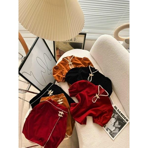 Set áo croptop cổ tàu cutout ngực với chân váy viền