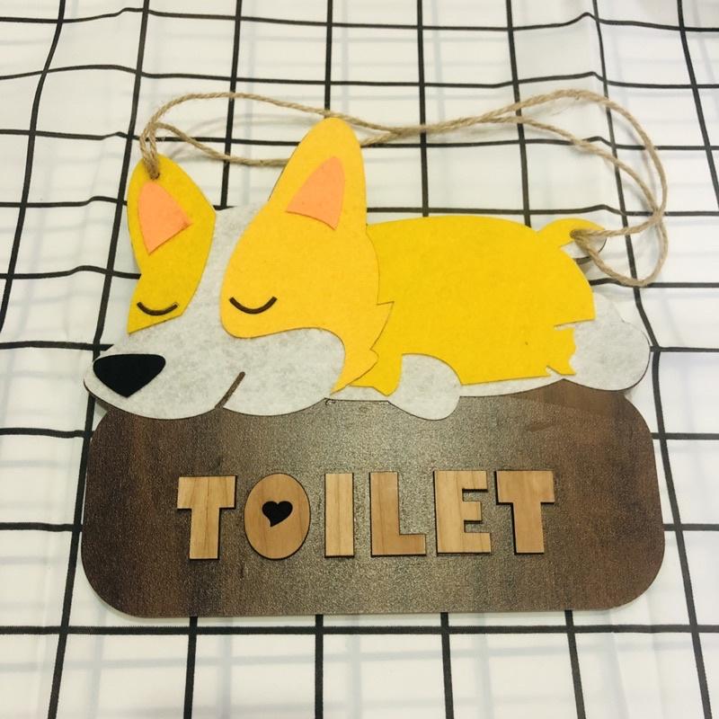 Bảng gỗ chú chó corgi chữ Toilet treo cửa nhà vệ sinh phòng tắm dùng cho homestay gia đình có bé nhỏ chất gỗ bền đẹp